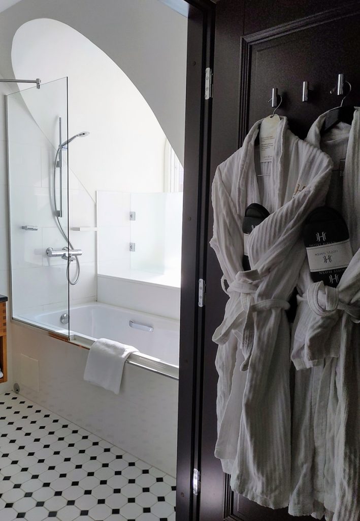 Ylellinen viikonloppuloma Helsingissä - Hotelli Haven kylpyhuone