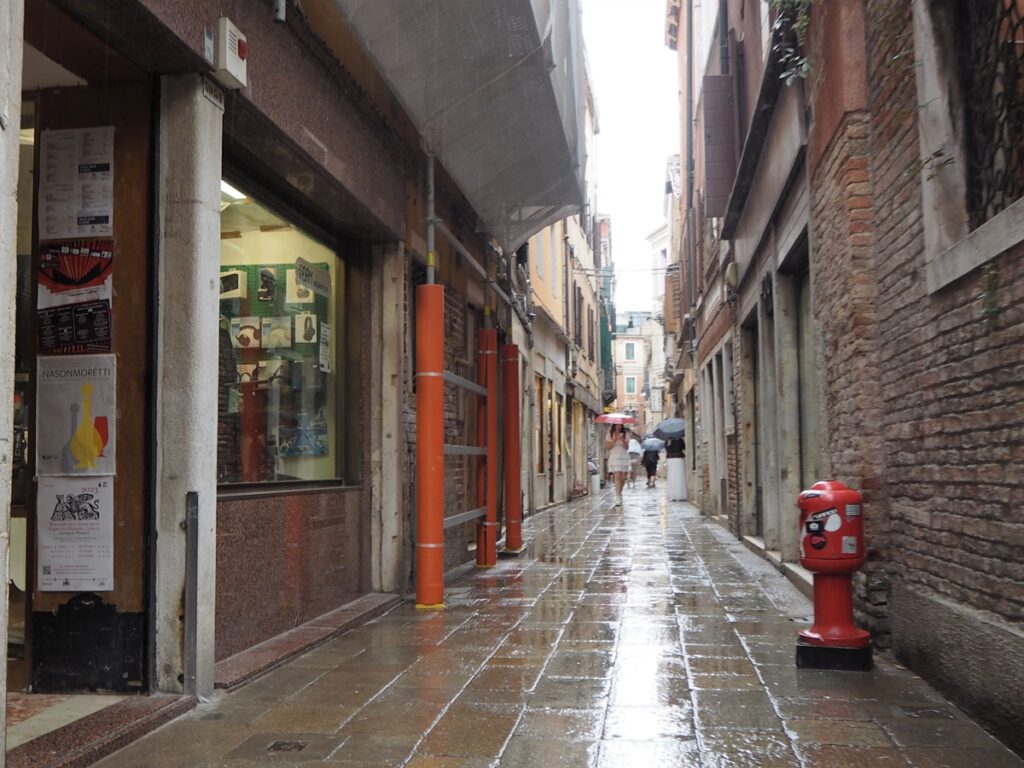 Venetsiaa vesisateessa