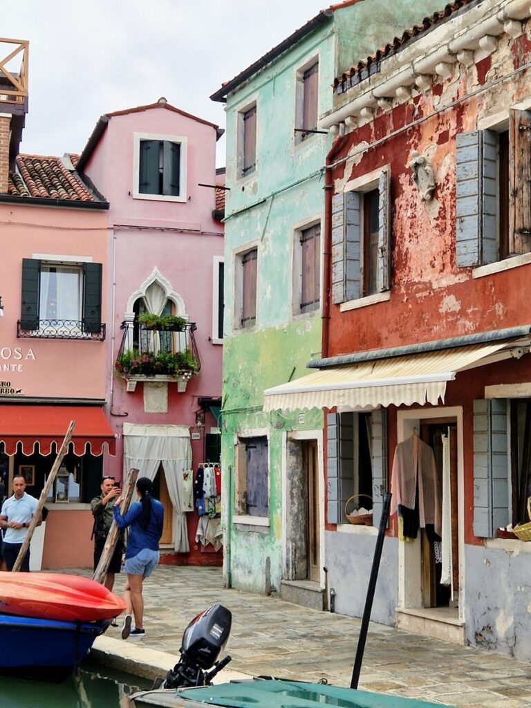 Värikäs Buranon saari Venetsiassa