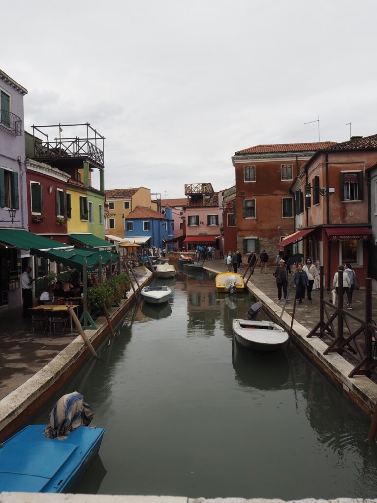 Värikäs Buranon saari Venetsiassa