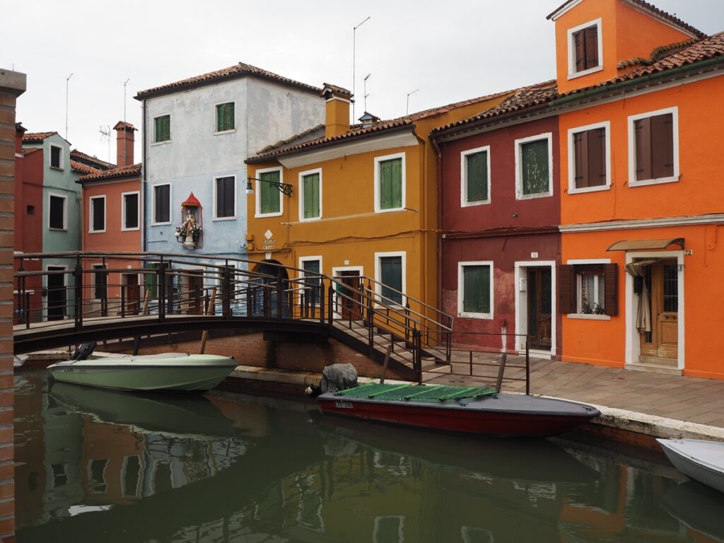 Värikäs Buranon saari Venetsiassa