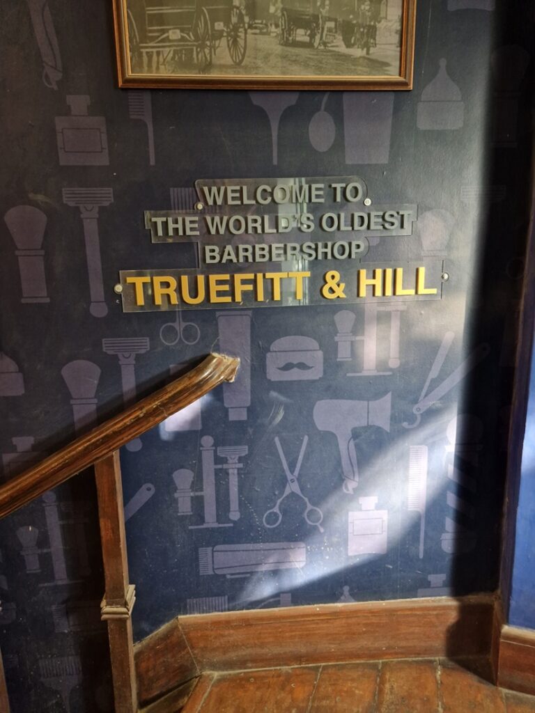 World's eldest barber - Kohti avaraa maailmaa