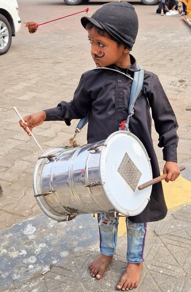 Pieni rumpalipoika, Mumbai