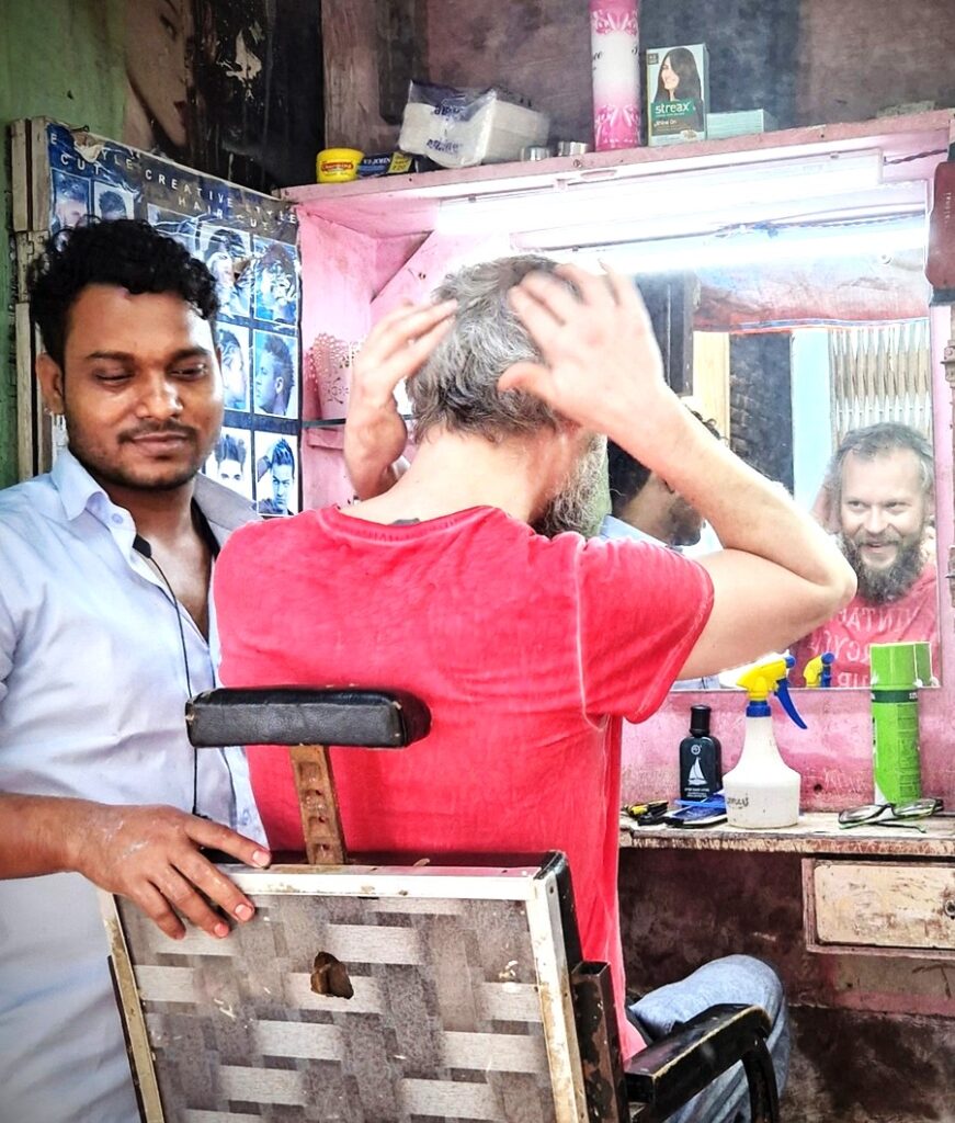 Parturi Dharavin slummissa