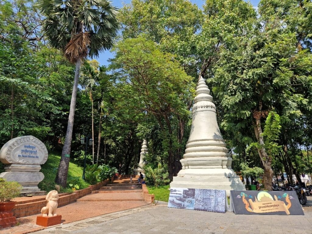 Wat Phnom - Kohti avaraa maailmaa