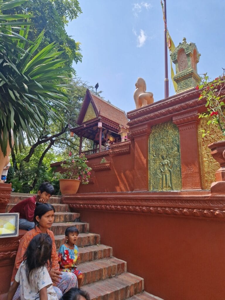 Wat Phnom - Kohti avaraa maailmaa