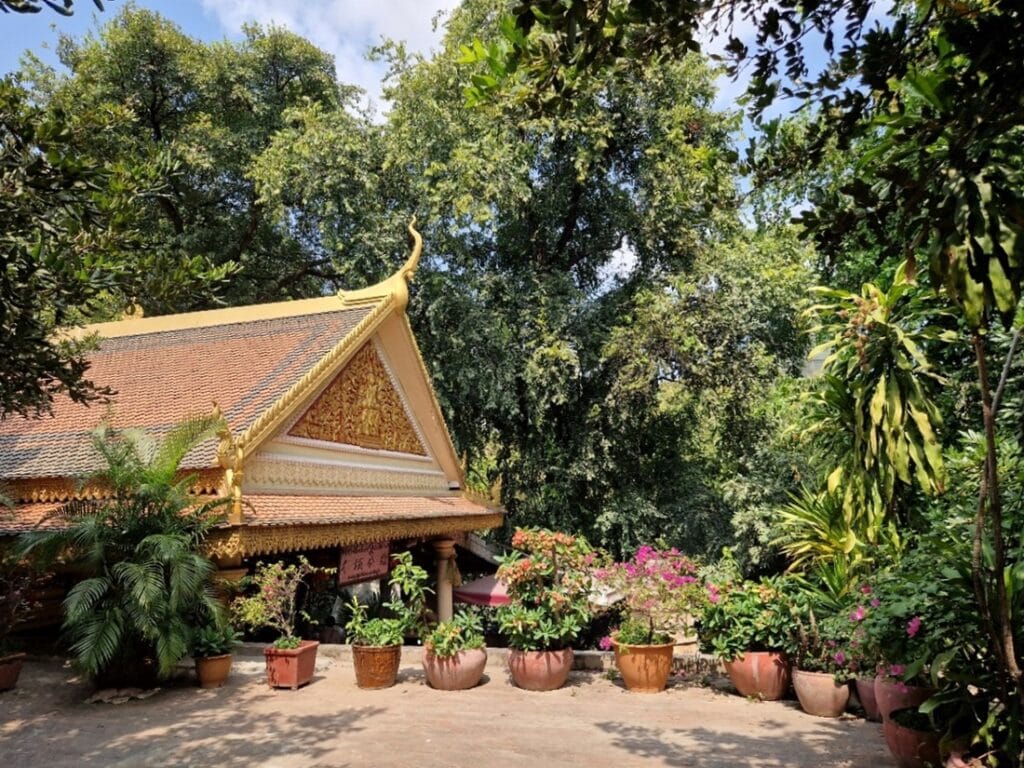 Wat Phnom - Kohti avaraa maailmaa
