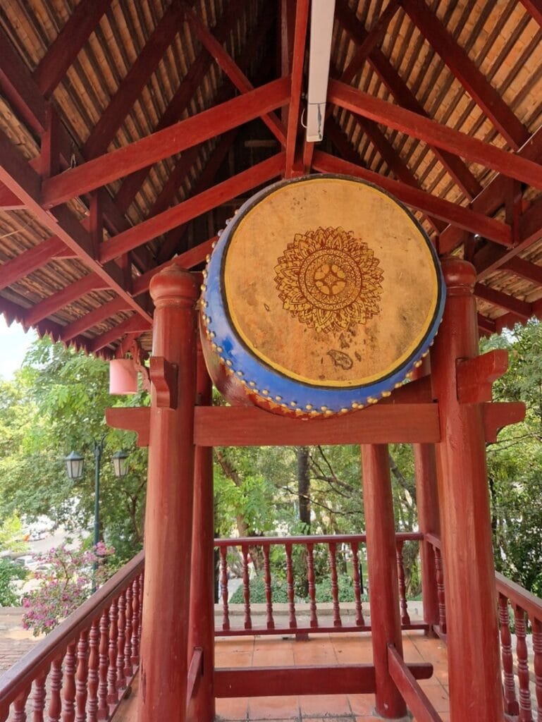 Wat Phnom - Kohti avaraa maailmaa