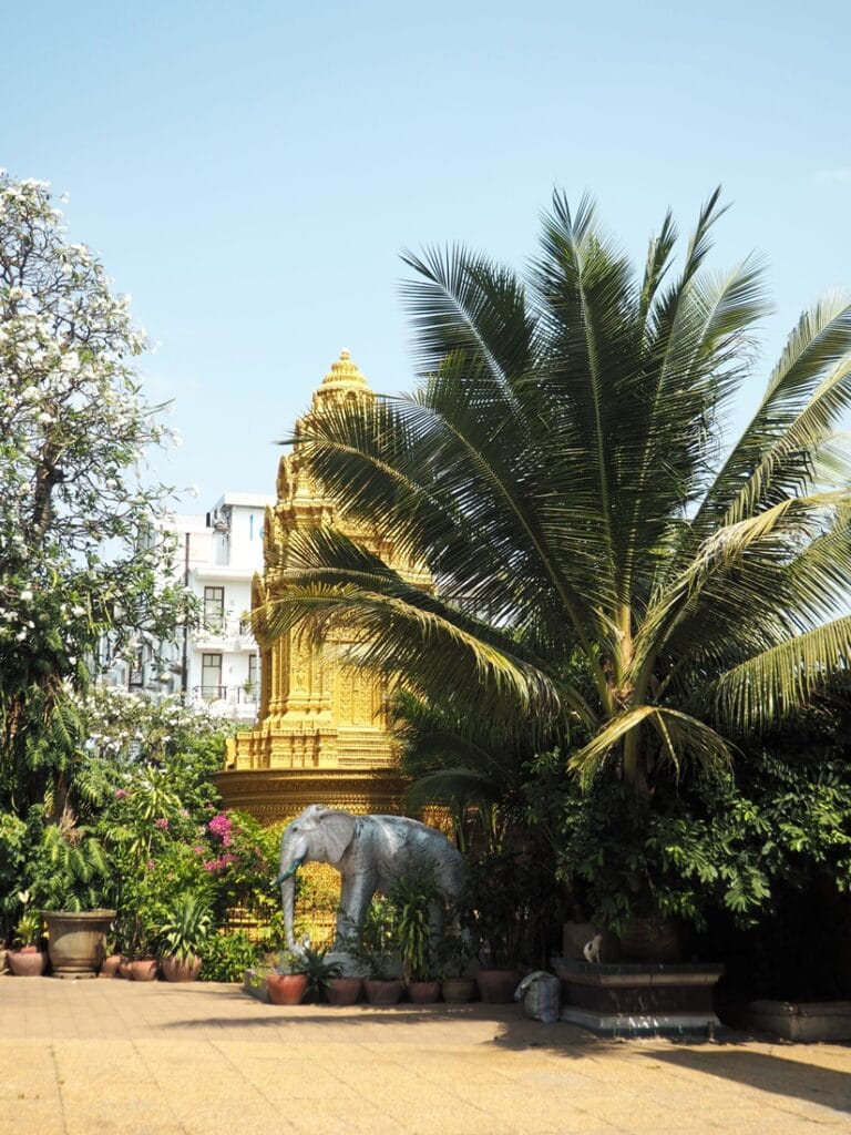 Wat Ounalom - Kohti avaraa maailmaa