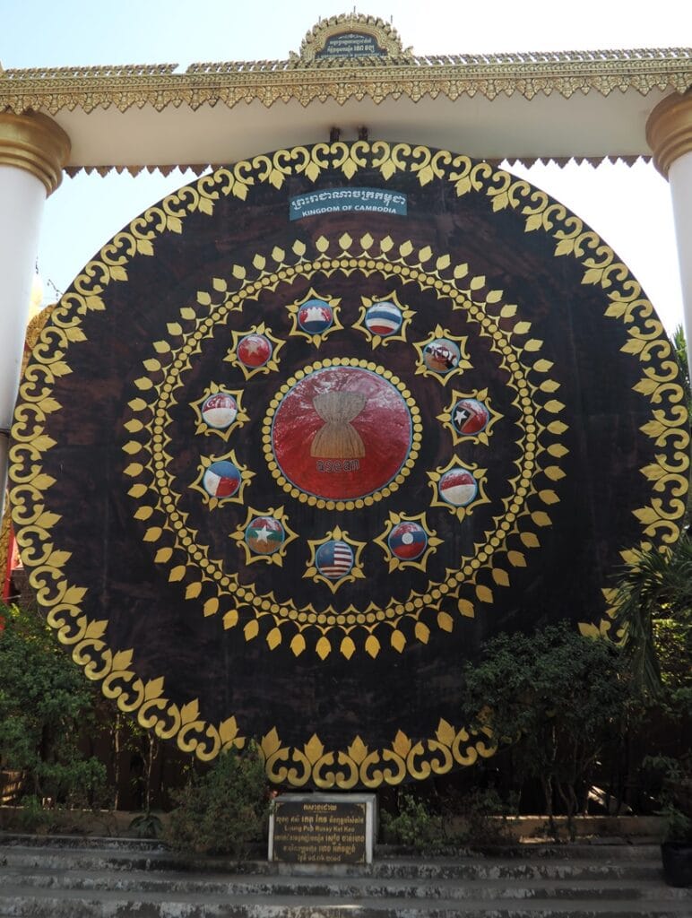 Wat Ounalom - Kohti avaraa maailmaa