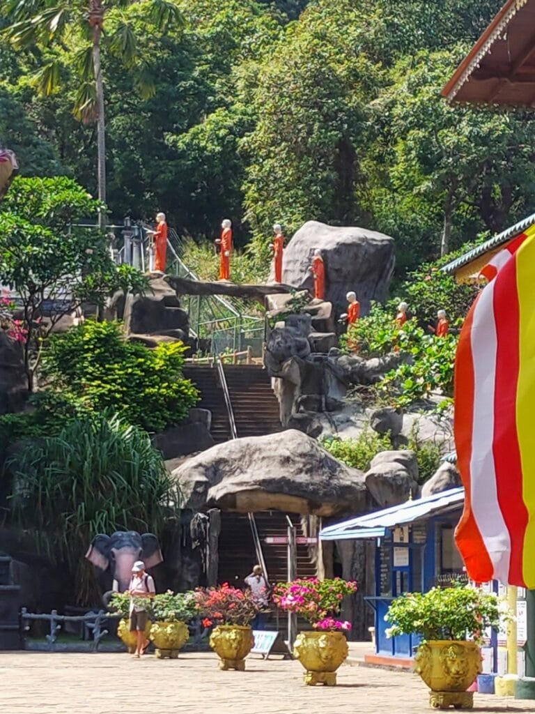 Dambulla - Kohti avaraa maailmaa