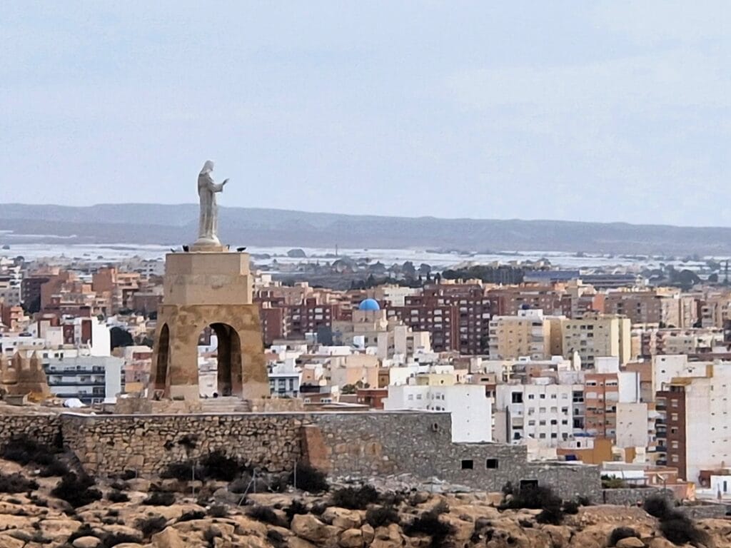 Talon etsintä Espanjasta osa 9: Almería. Sagrado Corazón de Jesús, vahva uskonnollinen symboli, joka hallitsee maisemaa kukkulalta Almeríassa.