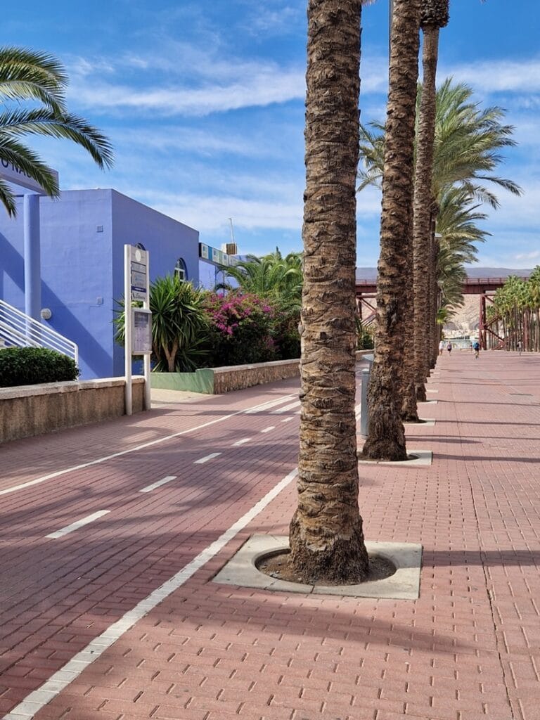 Paseo Marítimo Carmen de Burgos Almería - Kohti avaraa maailmaa