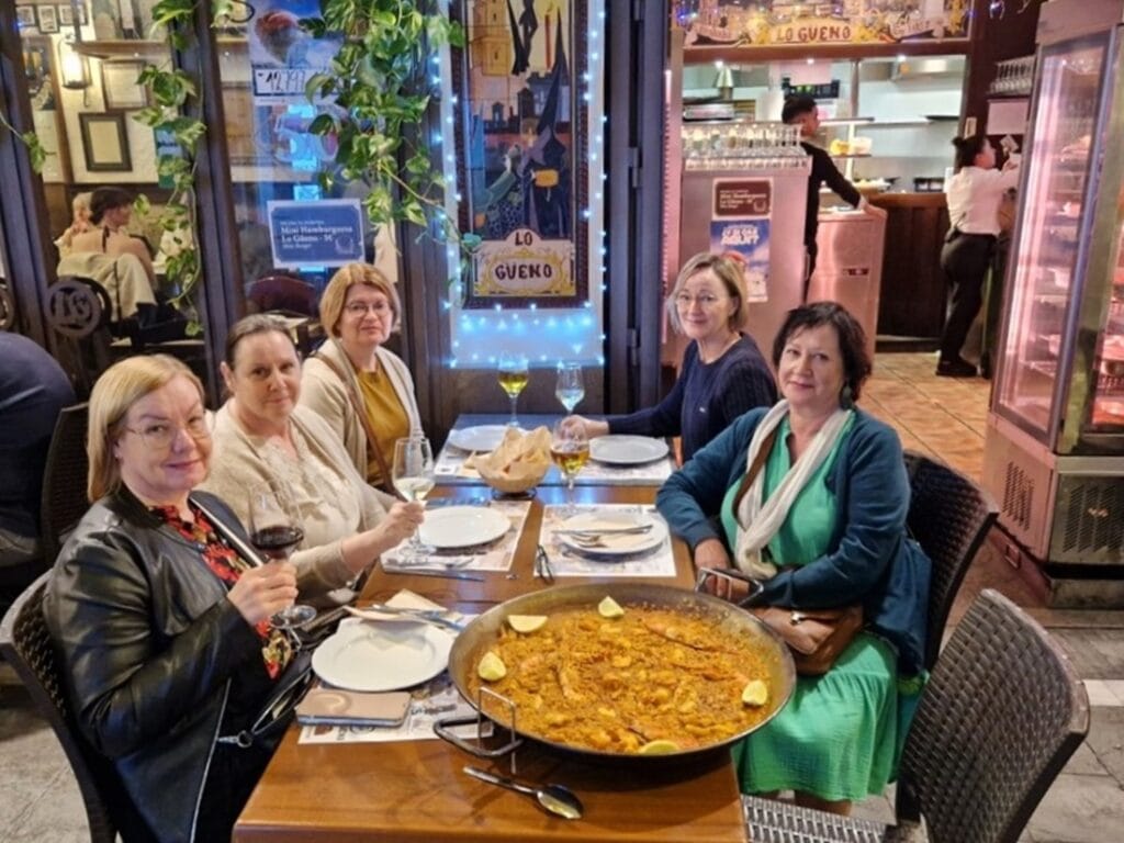 Tapaksista tortillaan – matka espanjalaiseen ruokakulttuuriin ilman ruusunpunaisia laseja