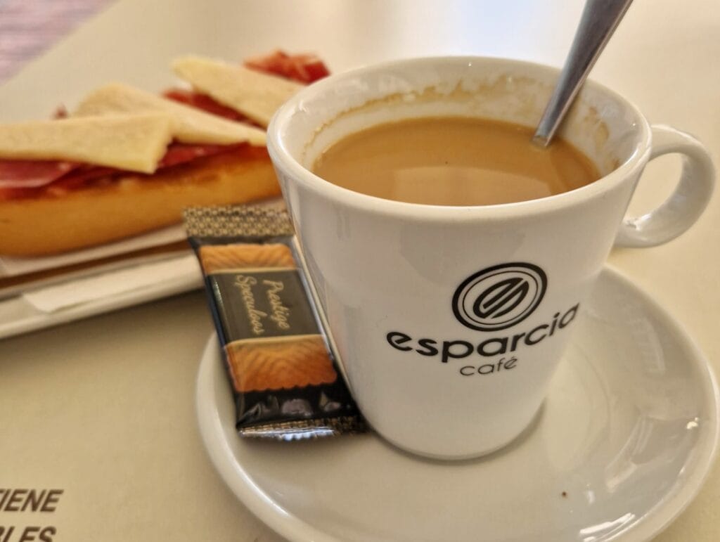 Tapaksista tortillaan – matka espanjalaiseen ruokakulttuuriin ilman ruusunpunaisia laseja