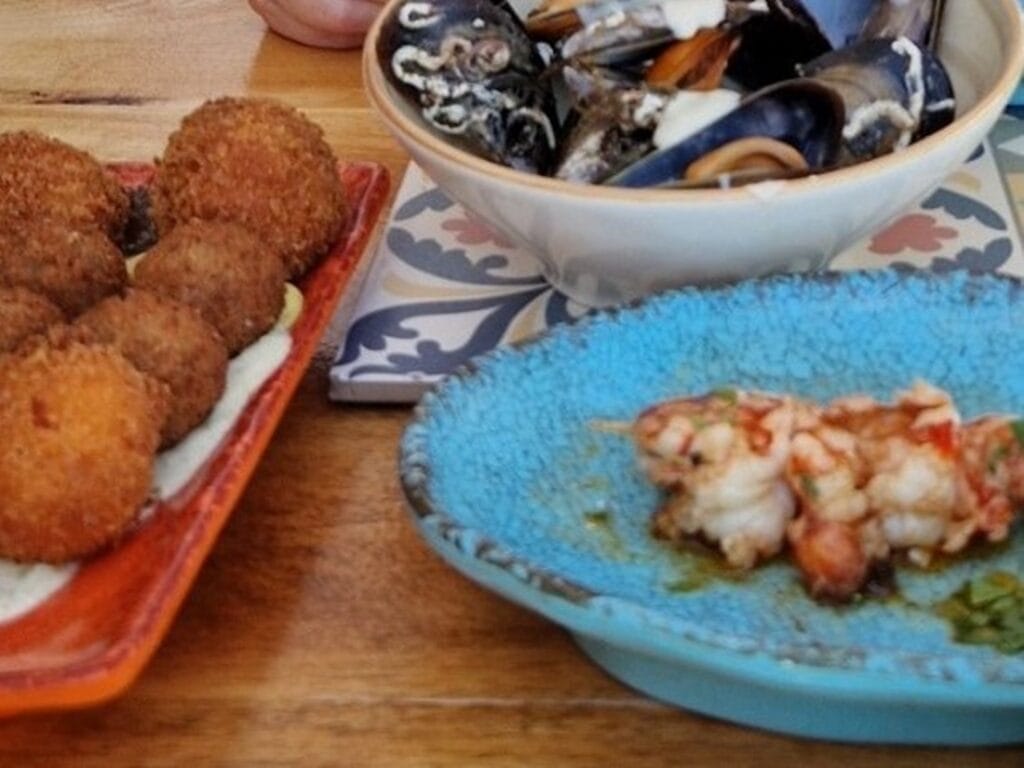 Tapaksista tortillaan – matka espanjalaiseen ruokakulttuuriin ilman ruusunpunaisia laseja