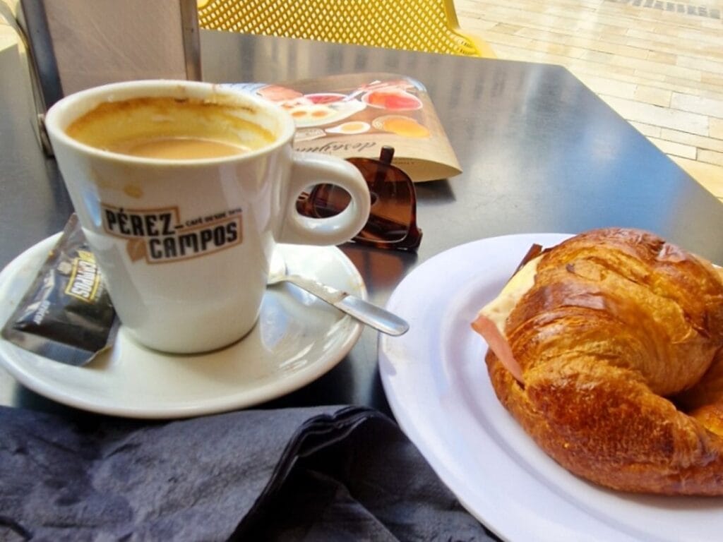 Cappuccino y cruasan - Kohti avaraa maailmaa