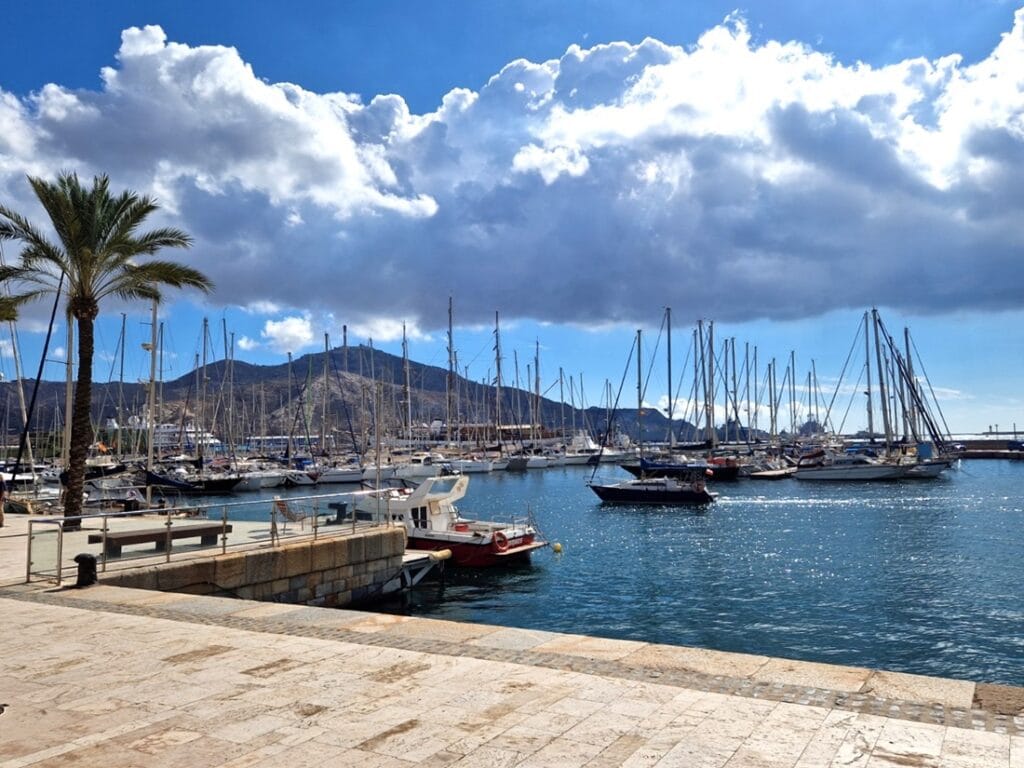 Cartagena - Kohti avaraa maailmaa Rannan takana kulkee pieni rantapromenadi ravintoloineen ja kahviloineen, ja alue sopii hyvin myös iltakävelylle. Täällä näkee usein espanjalaisperheitä viettämässä päivää – rantavarjojen, eväiden ja ystävien kanssa. Pysähtyessäni rannalle, oli tuulinen ja aallokkoinen sää. 