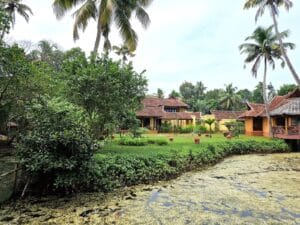 Lepoa ja toipumista Intiassa Vembanad-järven kauniissa maisemissa