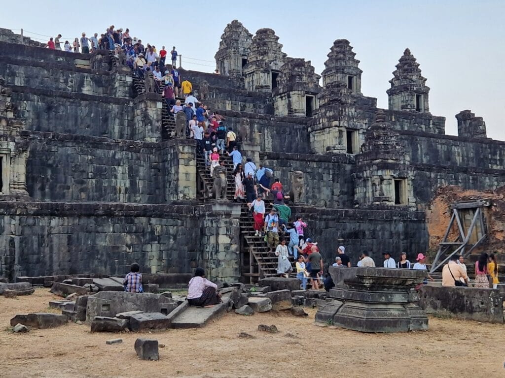 Phnom Bakheng - Kohti avaraa maailmaa