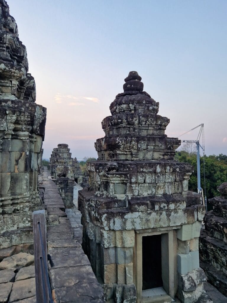 Phnom Bakheng - Kohti avaraa maailmaa