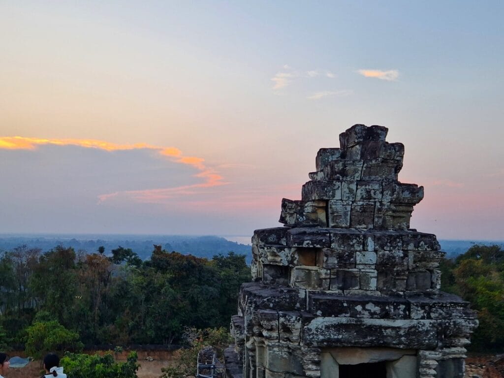 Phnom Bakheng - Kohti avaraa maailmaa