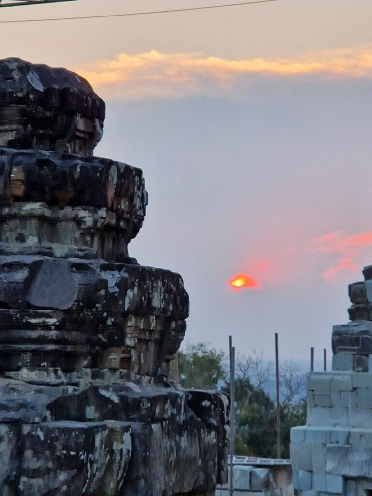 Phnom Bakheng - Kohti avaraa maailmaa