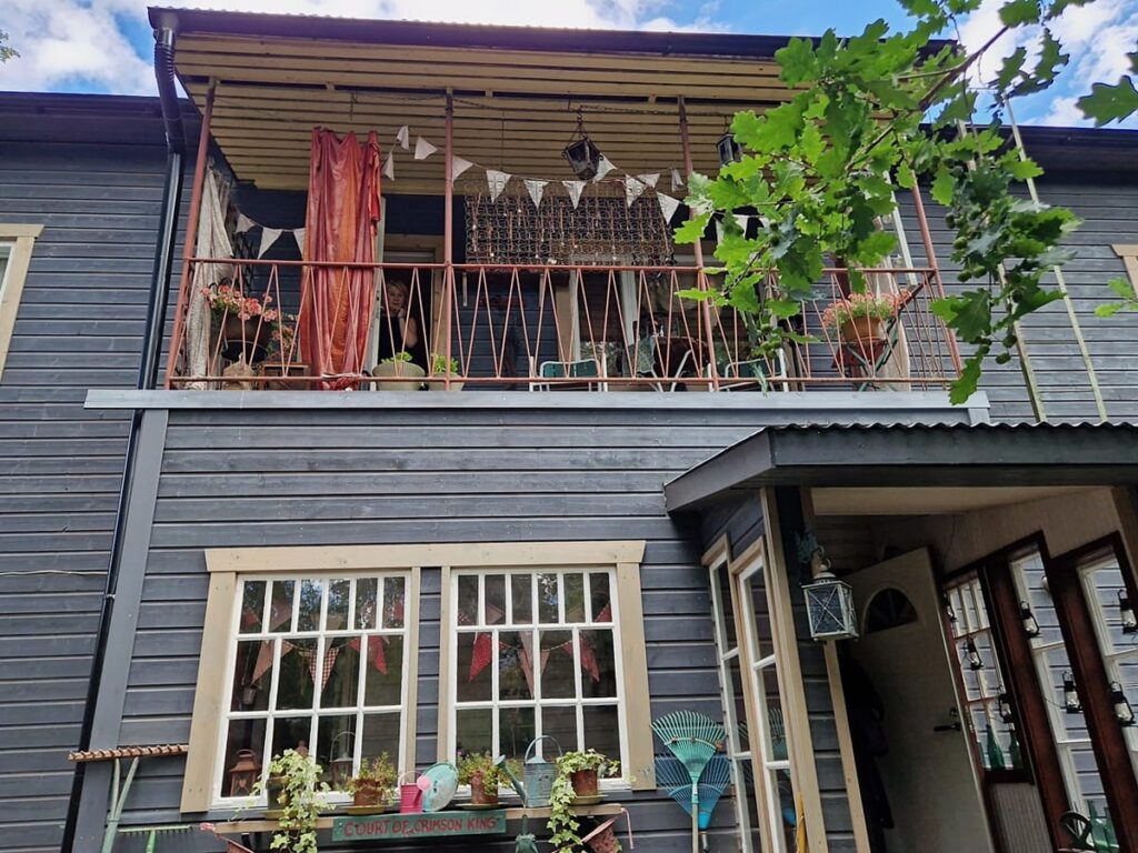 Oranssi Uni - Kohti avaraa maailmaa