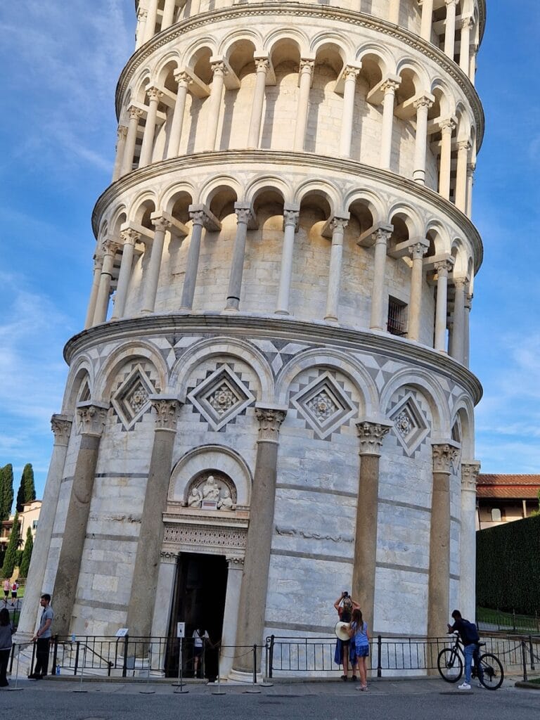 Torre Pendente di Pisa - Kohti avaraa maailmaa