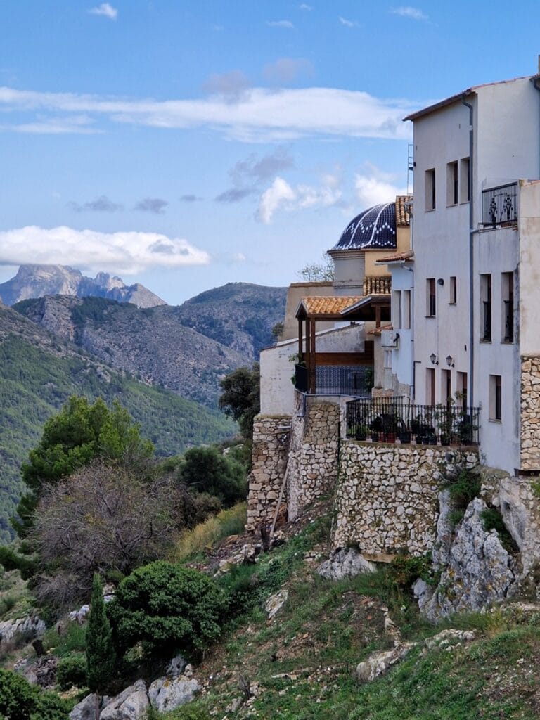 Guadalest maisema - Kohti avaraa maailmaa