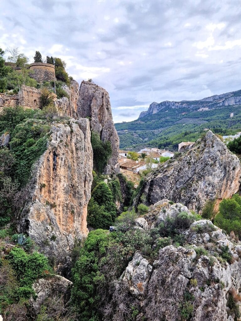 Guadalest maisema - Kohti avaraa maailmaa