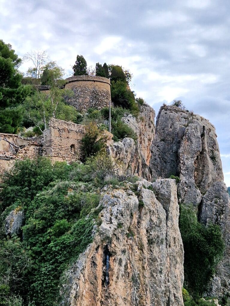 Guadalest maisema - Kohti avaraa maailmaa