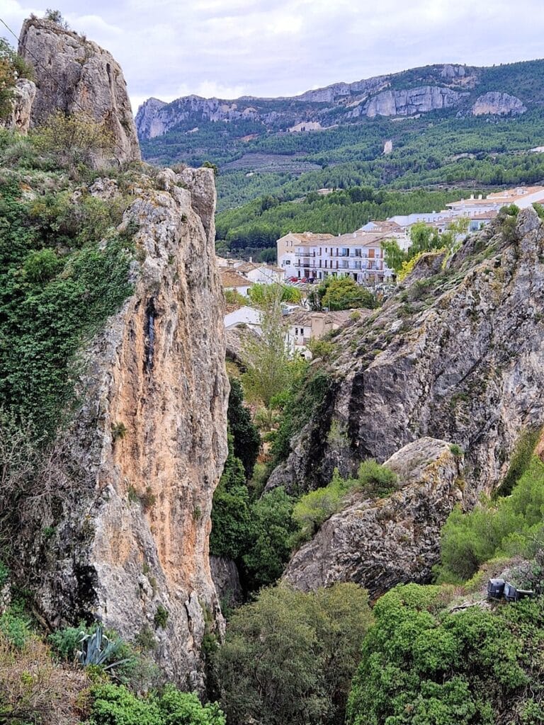 Guadalest maisema - Kohti avaraa maailmaa