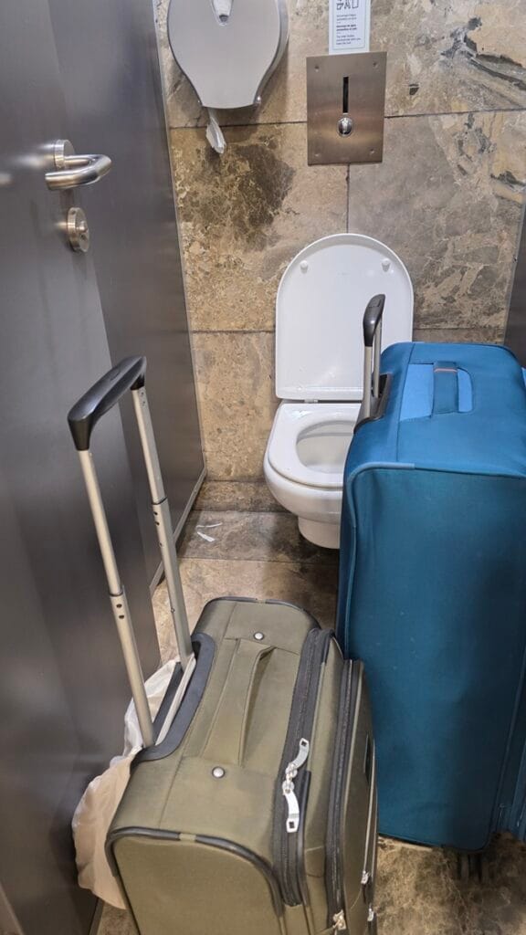 Alicante lentokentän vessa - Kohti avaraa maailmaa