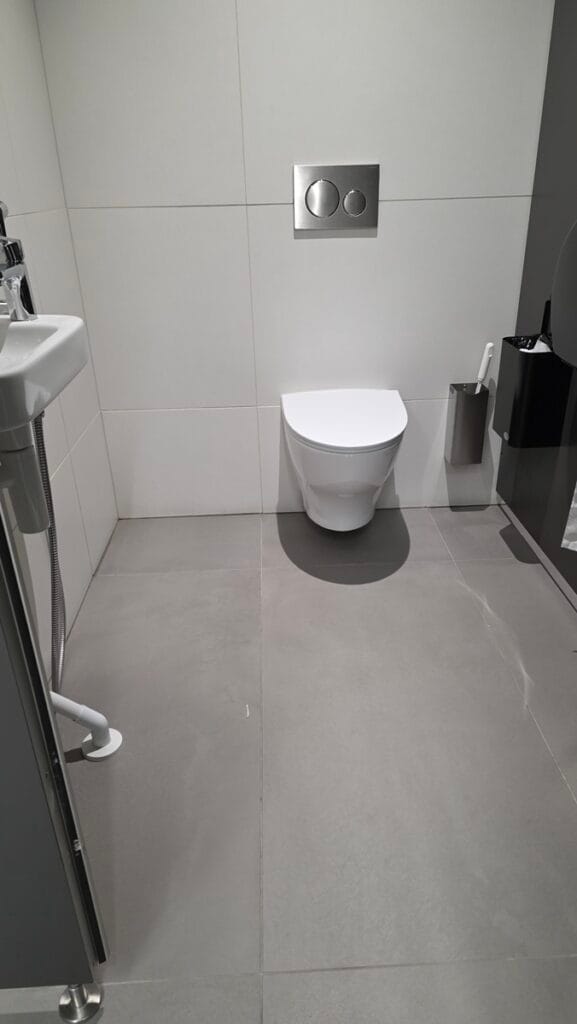 Helsinki - Vantaa -lentokentän vessa - Kohti avaraa maailmaa