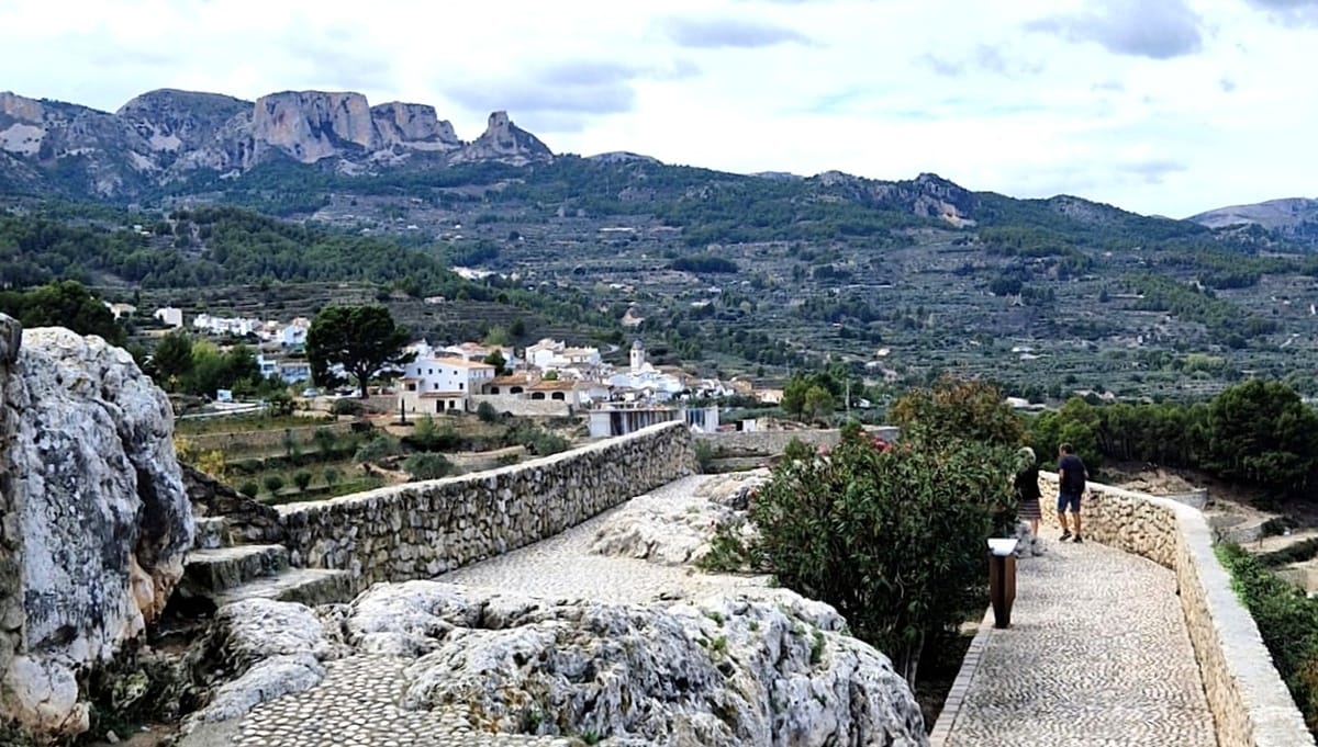 Guadalest maisema - Kohti avaraa maailmaa