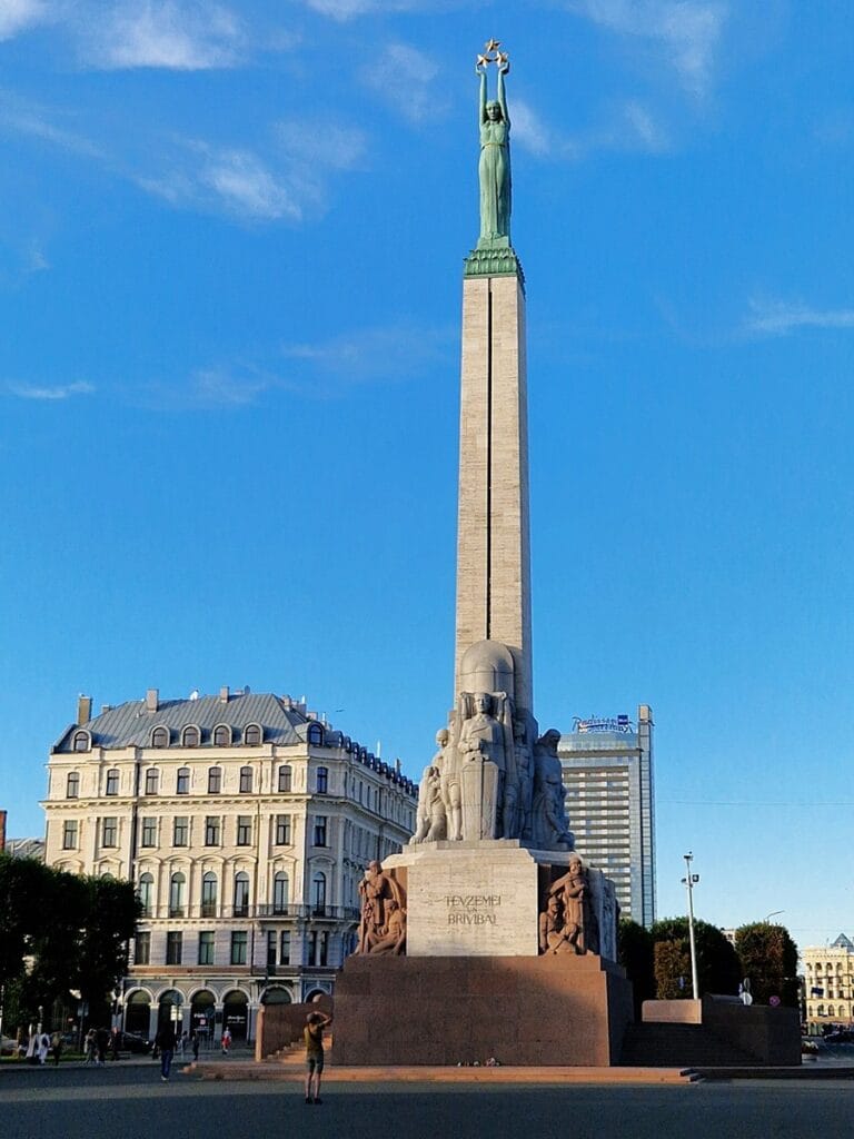 Riika Vapaudenpatsas - Kohti avaraa maailmaa