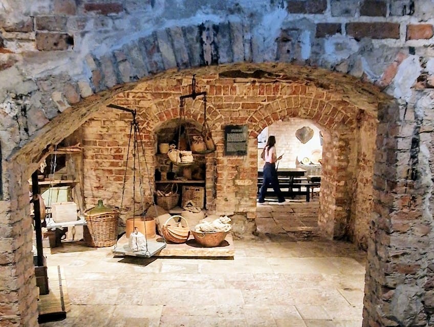 Mustapäiden talo - Kohti avaraa maailmaa